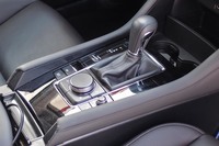 6段ATのシフトノブ。そのまわりには、スポーツモードの選択ボタンや、インフォテインメントシステムの操作スイッチが並ぶ。