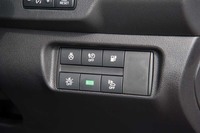 ステアリングホイールの右下には、ステアリングヒーターのオン／オフスイッチや、充電ポートを開けるスイッチなどが並ぶ。