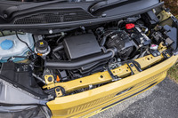 0.66リッターの直3自然吸気エンジンは最高出力58PS/7300rpm、最大トルク65N・m/4800rpmを発生。CVTと組み合わされる。WLTCモードの燃費値は従来型の21.2km/リッターから21.6km/リッターへと、若干ながら改善している。