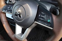 操作感のよさが欧州P車に迫るとされるシフトパドルは「T」のみに備わる。Pは「PDK」のPだろうか。