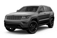 シルバーハニカムメッシュインサート付きのブラックグリルやグロスブラックカラーの20インチホイール、ブラックルーフモールディングなどで独特の雰囲気を表現している「グランドチェロキー アルティテュード」。