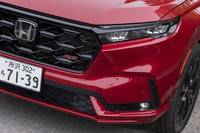 日本における新型「CR-V」のグレード展開は、スポーティーな装いの「e：HEV RS」と、その上級にあたる「e：HEV RSブラックエディション」の2種類。いずれも日本専用のラインナップで、前者にはFWD車と4WD車が、後者には4WD車のみが設定される。