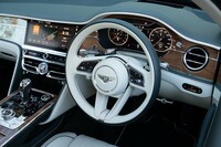 純白のステアリングホイールは外周部にディンプル加工されたグレーのスムースレザーが巻かれる。スポーク上のダイヤルにもメタルが使われる。