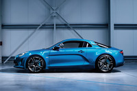 サイドビューでは、Bピラーの根本を頂点に、リアへ向かって緩やかに下降していく“尻下がり”のショルダーラインが特徴。