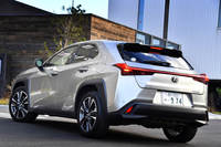 エッジの効いたデザインは「UX」の持ち味。後方に向かってキックアップしたホイールハウスやキャラクターラインで躍動感が表現されている。