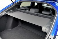 ラゲッジルームを覆い隠す、巻き取り式のトノカバーは、ユニークな“横引き”が採用されている。世界初だそうだ。