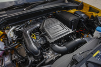 「Q2 1.0 TFSIスポーツ」に搭載される1リッター直3ターボエンジンは、116psと200Nmを生み出す。“TFSI”とだけ記されたシンプルなエンジンカバーが装着される。