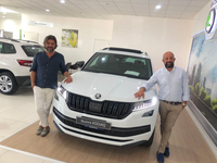 シュコダ販売店エウロモトーリのセールスマン、マッシミリアーノ氏（右）と、ラファエレ氏（左）。