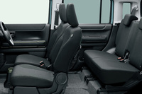 はっ水加工されたカーキステッチ入りのファブリックシート表皮が採用される「ハスラー タフワイルド」。アウトドアアクティビティーで使用したウエアやグッズを気兼ねなく積み込めそうだ。