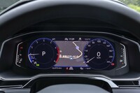 従来は全車でオプションだった液晶メーターが全車標準になった。エントリーグレード「TSIアクティブベーシック」以外は10.25インチの「デジタルコックピットプロ」を装備する。