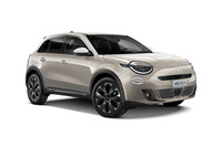 「600ハイブリッド ラ プリマ カフェラテ」は、2025年9月に導入された台数150台の限定車「600ハイブリッド クレマカプチーノ」に続くイタリアのカフェ文化をテーマとした内外装が特徴。