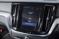 ドライブモードは写真の5タイプ。最もハードな「ポールスターエンジニアード」モードにすると基本的にエンジンがかかりっぱなしになり、リアモーターも常時駆動するようになる。