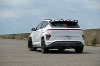 ボディーカラーはスタンダードモデルの半分の全4タイプの設定で、ツートンは選べない。この「アトラスホワイト」以外の黒、赤、グレーは有償色（どれも5万5000円）となる。