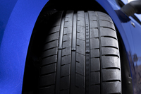 強固なセンターブロックがブレーキ＆トラクション性能、さらにコーナリング性能を支える。イン側ブロック（写真左）の最適化によって排水性を強化している。