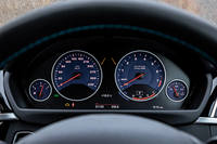 アルピナのコーポレートカラーを用いたオリジナルメーターを採用。スピードメーターは330km/hスケール（「4シリーズ」は260km/hが標準）となる。