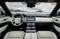 シンプルな機能美が貫かれたダッシュボード。10.2インチのタッチスクリーンが2つ搭載されているおかげで、ナビゲーションを表示しながら、エアコンの調整などが可能となった。