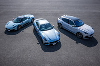 袖ケ浦フォレストレースウェイのパドックに並んだマセラティの3リッターV6ツインターボエンジン「Nettuno（ネットゥーノ）」搭載モデル。写真左から「MC20チェロ プリマセリエ ローンチエディション」、「グラントゥーリズモ トロフェオ75thアニバーサリー」、そして「グレカーレ トロフェオ」。