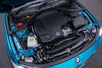 エンジンはBMWの3リッター直6（N55型）をベースにツインターボ化。これにZFと共同開発を行った8段ATを組み合わせている。最高出力440ps、最大トルク660Nmという実力を誇る。