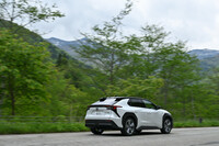 試乗車の「スバル・ソルテラ」には、年間で1650km走行分の電気を発電できるという（「トヨタbZ4X」のカタログでは1750km相当と記載されていた）、オプションの太陽光発電システム「ソーラールーフ」が装備されていた。