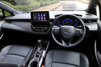 今回試乗した最上級グレード「W×B」は、本革巻きのステアリングホイールやシフトレバーを装備。ディスプレイオーディオは7インチのものが標準で、オプションで9インチ（写真）へのアップグレードが可能。