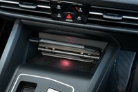 センターコンソールの前方にはスマートフォンのワイヤレス充電器が用意されている。