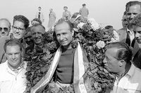 1954年のオランダGPにて、優勝を喜ぶファン・マヌエル・ファンジオ（1911-1995）。