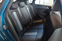 「A3スポーツバック ファーストエディション」のリアシート。背もたれには3分割可倒機構が備わっている。