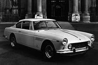 フェラーリの「250GT」シリーズというとモータースポーツでの活躍が印象的だが、ロードカーとしても大きな成功を収めていた。写真は同シリーズ唯一の2＋2となる「250GTE」。「ローマ」のご先祖である。