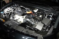 ロータリーエンジンはコンパクトなので、モーターやジェネレーターと同軸上に配置されている。