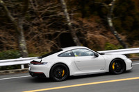 今回の試乗車にはオプションの「リアアクスルステアリング」が装備されていた。約50km/h以下の走行時には、システムがフロントホイールと逆位相に、80km/h以上では同位相にリアホイールを操舵。最小回転半径は0.15m小さい5.45mとなる。