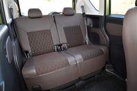 リアシートには左右独立式のスライド機構を搭載。スライド幅は320mmにも達する。