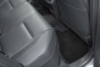 床下にリチウムイオンバッテリーを搭載した影響はリアシートの足元空間にも及ぶ。床面が2～3cmほど盛り上がっており、つま先を入れられるはずの前席下スペースが極端に狭くなっている（場合によってはつま先が入らない）。