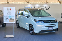 カー・オブ・ザ・イヤー2024-2025に輝いた新型「フリード」。こちらのハイブリッドも1.5リッターの「e：HEV」だ。