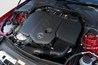 パワートレインは2リッター直4ディーゼルターボエンジンとマイルドハイブリッド機構の組み合わせ。燃費性能は上々で、高速走行が主体だった今回の試乗では、およそ20km/リッターの実燃費を記録した。