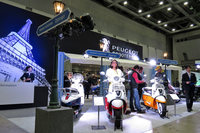2018年3月の東京モーターサイクルショーより、同年日本での販売が開始されたプジョースクーターの出展ブースの様子。