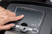 指による文字入力や画面のズーミング、スクローリングなどが可能なMMIタッチと呼ばれるタッチパネルが採用される。