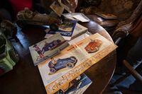 オースティンのペダルカー、“AUSTIN J FORTY”のカタログを見る。レーサーとロードスターの2種がある。