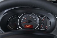 タコメーターのレッドゾーンは5000rpmから。1.2リッターガソリンターボモデルと共用されている。