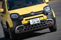 歌舞伎のくまどりのような、開発テスト中の車両のようなフロントマスクが印象的だ。