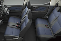 運転席SRSニーエアバッグに加え、リアシートベルトのプリテンショナー機構と非着用ウオーニング着座センサーを「eKクロス」に標準装備、「eKワゴン」にオプション設定している。