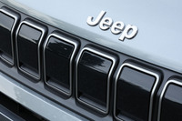 フロントグリルにはジープブランドを象徴する「7スロット」があしらわれるが、電気自動車ゆえにすべてがふさがれたダミーグリルである。