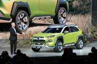 ロサンゼルスオートショーにおけるトヨタのプレスカンファレンス。北米トヨタのJ.ホリス副社長が、コンセプトカー「FT-AC」を紹介した。