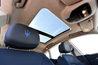 パッセンジャーの頭上に広がる大きな「パノラマサンルーフ」は38万円のオプション。試乗車の天井とピラー部はアルカンターラ仕上げ（21万円）となっていた。