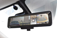 カメラを使って後方の視界を鮮明に映しだす「スマート・ルームミラー」。同時に、駐車を支援する「インテリジェントアラウンドビューモニター」の映像も表示できる。