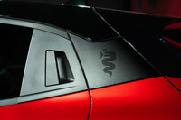 リアドアのアウターハンドルをウィンドウ後端に配置。Cピラーには、ビシォーネ（蛇）があしらわれている。エントリーグレードの「コア」を除く車両の外板色は、全車ボディーカラーとブラックルーフのツートンカラーが標準仕様となる。