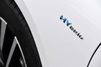 フロントフェンダー部とバックドアには、ブルーの差し色をあしらった「HYBRID」エンブレムが添えられる。