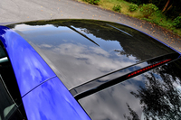 日本仕様車のルーフはカーボンファイバー製。海外ではアルミニウムが標準で、カーボンルーフはオプションとして提供される。