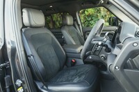 ステアリングホイールを除くと、インテリアに他グレードとの大きな違いはない。快適装備は豪華そのもので、14wayのパワーシートはもちろん、パノラマサンルーフやMERIDIANのサラウンドサウンドシステム、保冷ボックスなども標準で備わる。