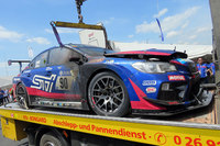台車に乗せられてパドックへと戻ってきた「スバルWRX STI」。