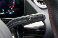 シフトセレクターはステアリングコラムの右側に生えている。前進と後退を繰り返す駐車時などに持ち替えが少ないというメリットがある。